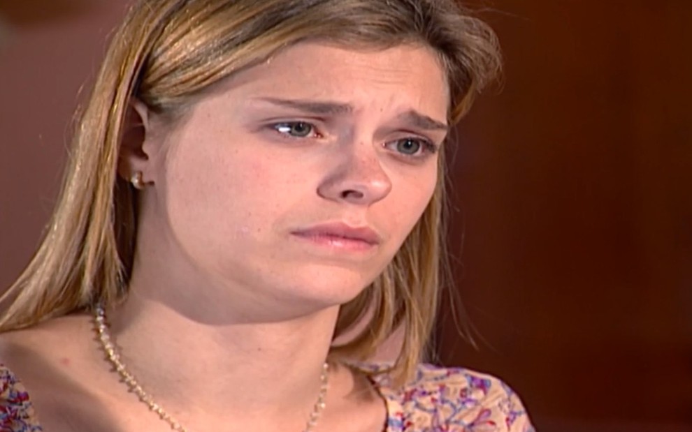 A atriz Carolina Dieckmann, com expressão de choro, em cena como Camila em Laços de Família