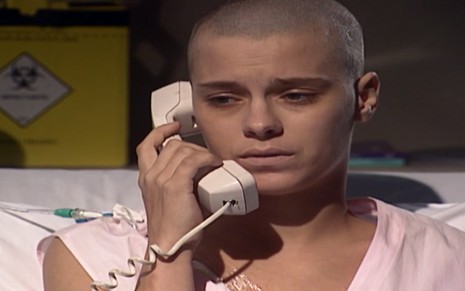 A atriz Carolina Dieckmann, falando ao telefone, em cena como Camila em Laços de Família