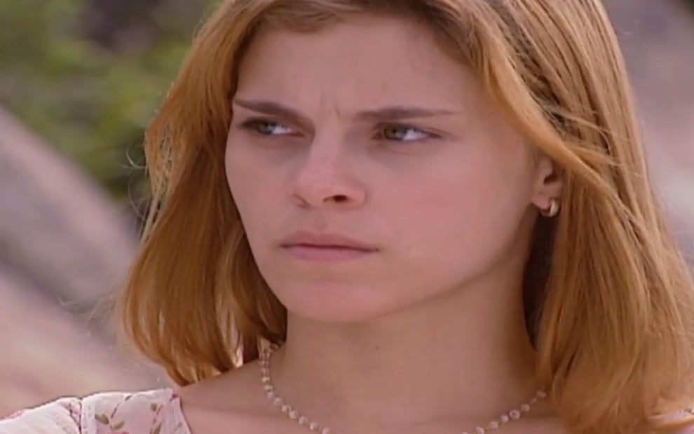 A atriz Carolina Dieckmann, com expressão de raiva, em cena como Camila em Laços de Família