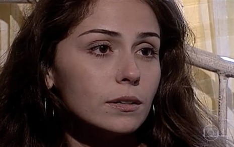 A atriz Giovanna Antonelli, com expressão de desagrado, em cena como Capitu em Laços de Família