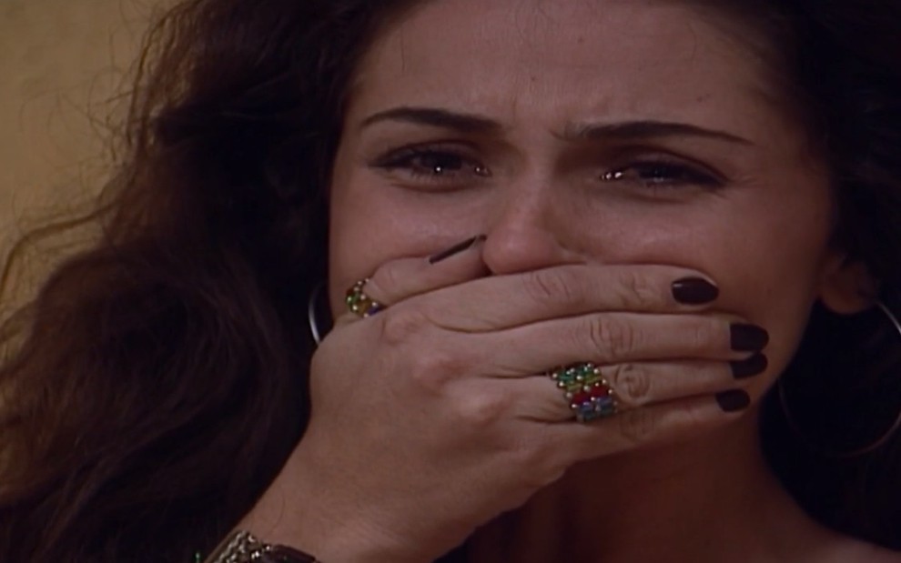 A atriz Giovanna Antonelli, chorando, em cena como Capitu em Laços de Família
