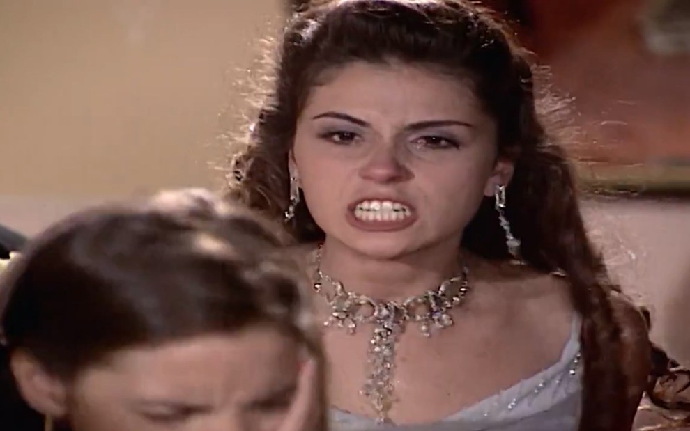 A atriz Giovanna Antonelli, com expressão ódio, em cena como Capitu em Laços de Família