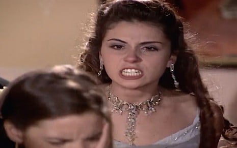 A atriz Giovanna Antonelli, com expressão ódio, em cena como Capitu em Laços de Família