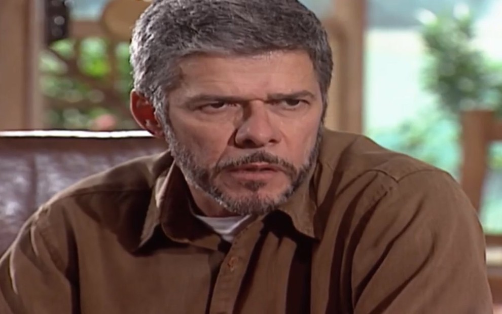 O ator José Mayer, com expressão de indginação, como o personagem Pedro em Laços de Família