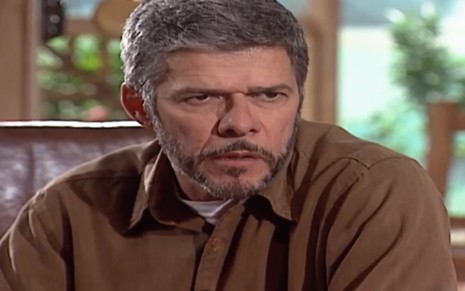 O ator José Mayer, com expressão de indginação, como o personagem Pedro em Laços de Família