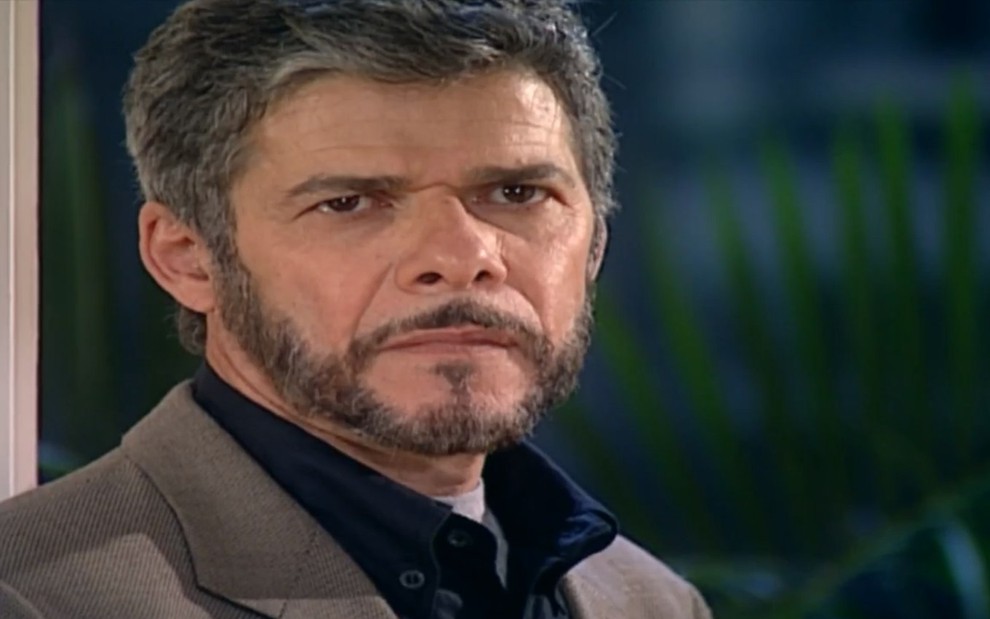 O ator José Mayer, com expressão de tristeza, como o personagem Pedro, em Laços de Família