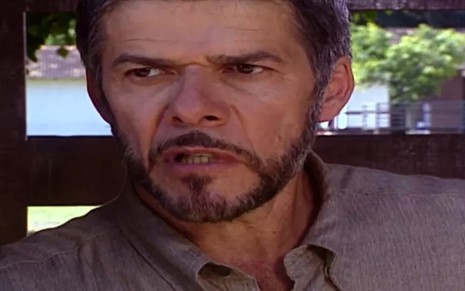 O ator José Mayer, com expressão séria, em cena como Pedro em Laços de Família