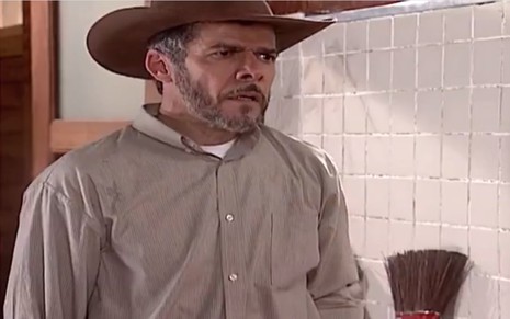 O ator José Mayer, de chapéu de caubói, em cena como Pedro de Laços de Família
