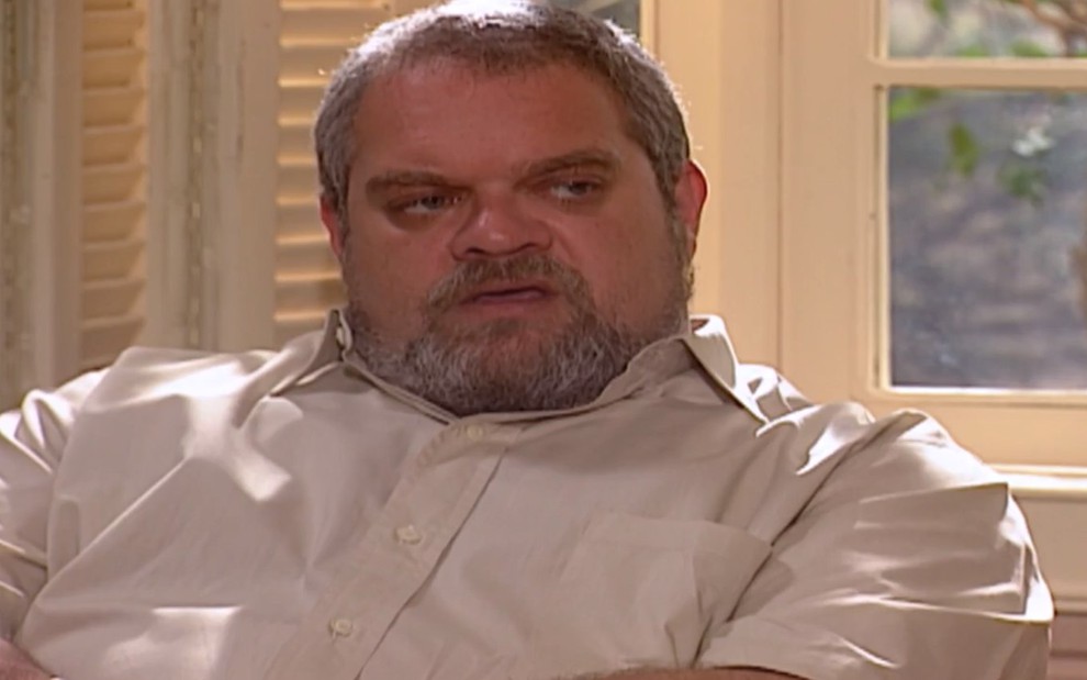 O ator José Victor Castiel, com expressão de desagrado, em cena como Viriato em Laços de Família