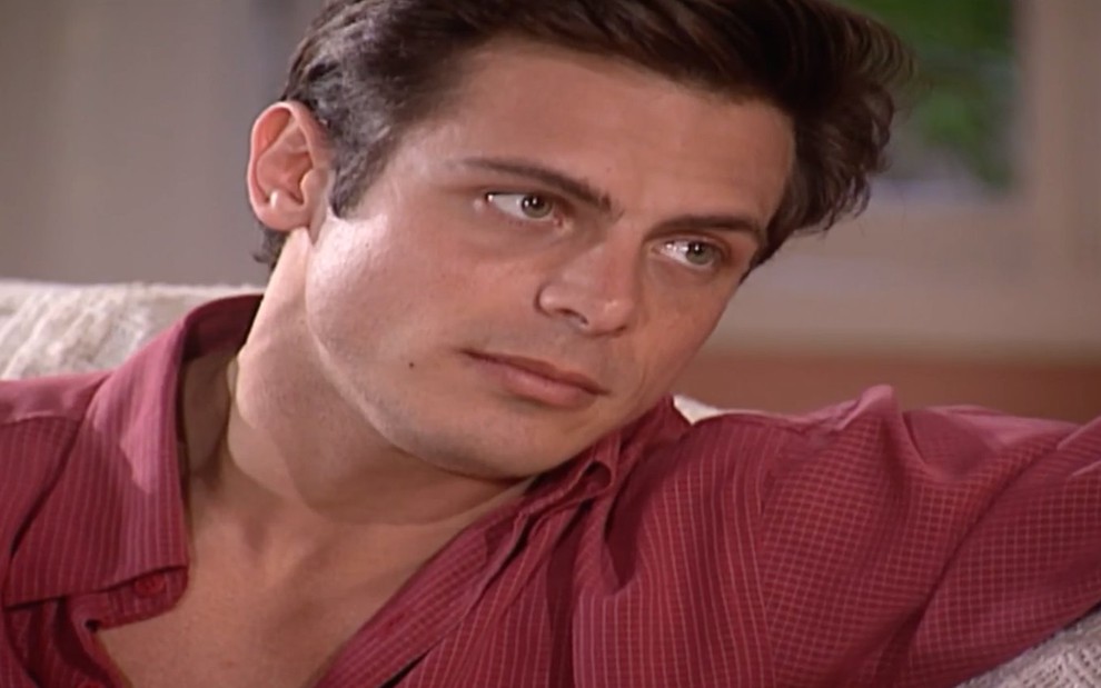 O ator Luigi Baricelli, com expressão de preocupação, em cena como Fred em Laços de Família