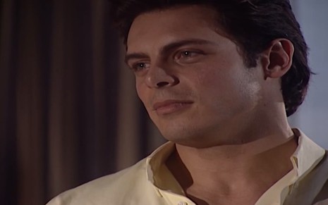 O ator Luigi Baricelli, com expressão de descontentamento, em cena como Fred em Laços de Família