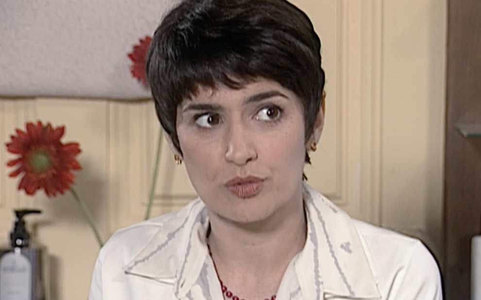 Inez Viana em cena de Laços de Família: caracterizada como Márcia, personagem olha de maneira desconfiada para alguém fora do quadro