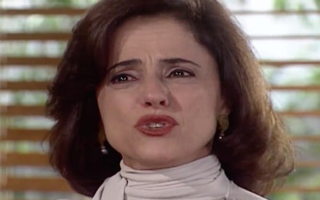 Marieta Severo caracterizada como Almas em Laços de Família: personagem chora e olha para alguém fora do quadro