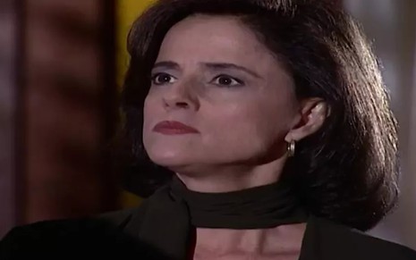 A atriz Marieta Savero, com expressão de raiva, em cena como Alma, em Laços de Família