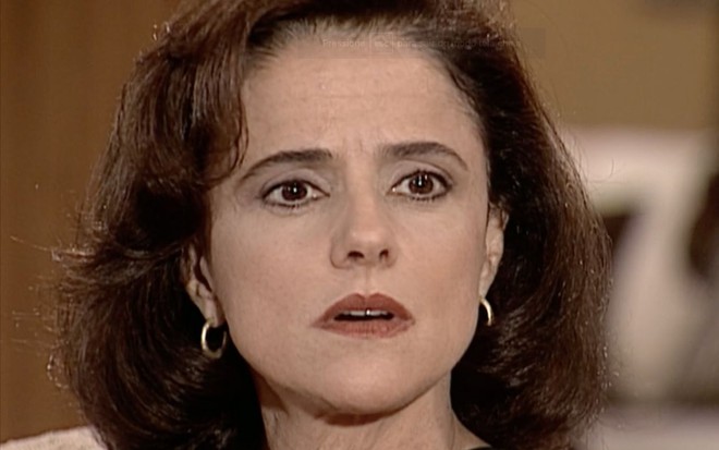 A atriz Marieta Severo como a personagem esnobe Alma de Laços de Família