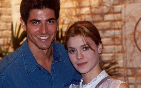 O ator Reynaldo Gianecchini à esquerda como Edu abraçado como Carolina Dieckmann, a Camila, em cena de Laços de Família