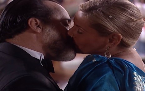 Os atores Tony Ramos e Vera Fischer, em cena de beijo, como Miguel e Helena em Laços de Família