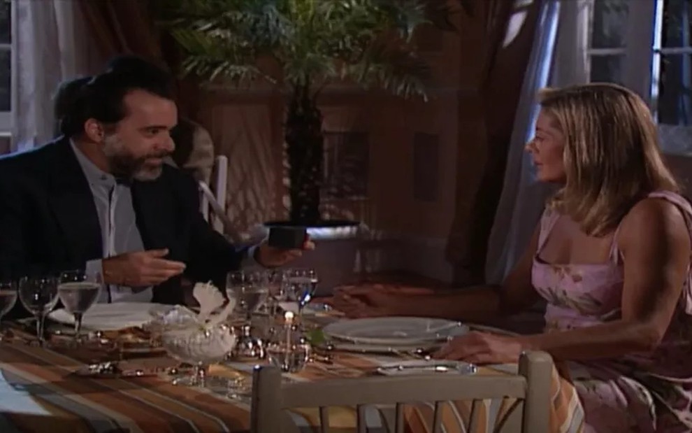 O ator Tony Ramos, com uma caixinha na mão, de frente para a atriz Vera Fischer, em cena como Miguel e Helena em Laços de Família