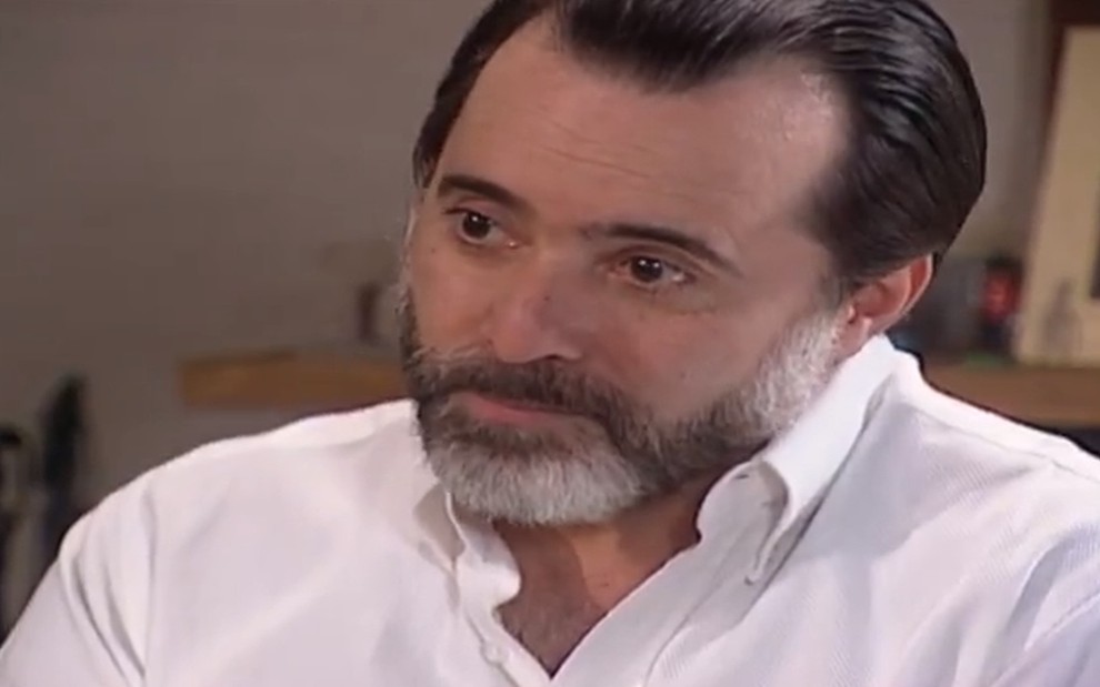 O ator Tony Ramos, com expressão serena, em cena como Miguel na novela Laços de Família
