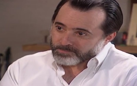 O ator Tony Ramos, com expressão serena, em cena como Miguel na novela Laços de Família