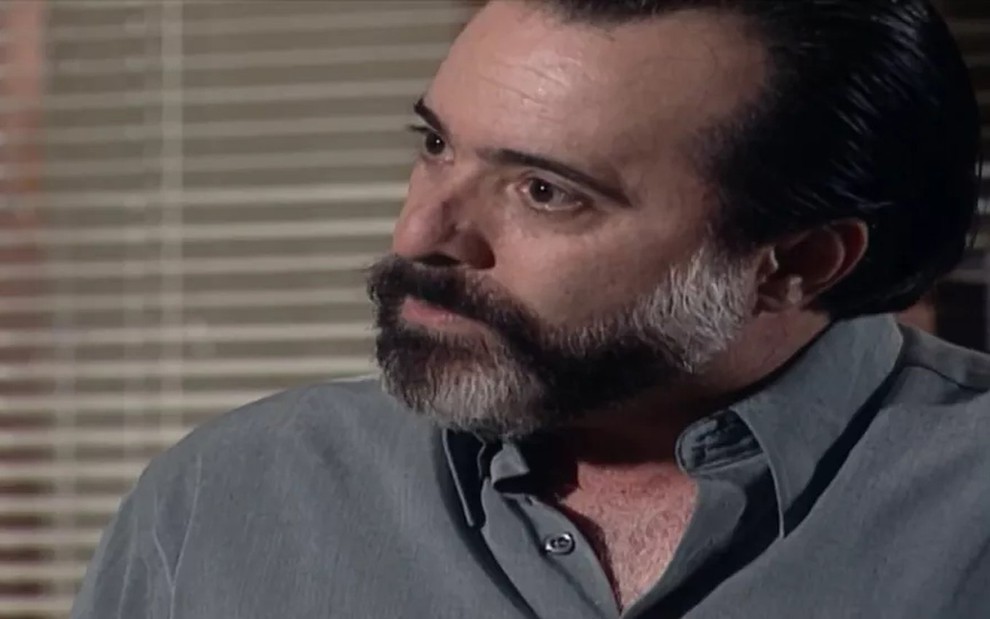 O ator Tony Ramos, com expressão tensa, em cena como Miguel em Laços de Família