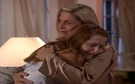 As atrizes Vera Fischer e Deborah Secco abraçadas, em cena como Helena e Íris em Laços de Família