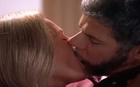 Os atores Vera Fischer e José Mayer em cena de beijo em Laços de Família