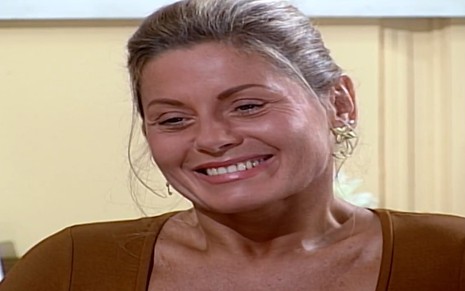 A atriz Vera Fischer exibe expressão de felicidade em cena como Helena em Laços de Família, reprise da Globo