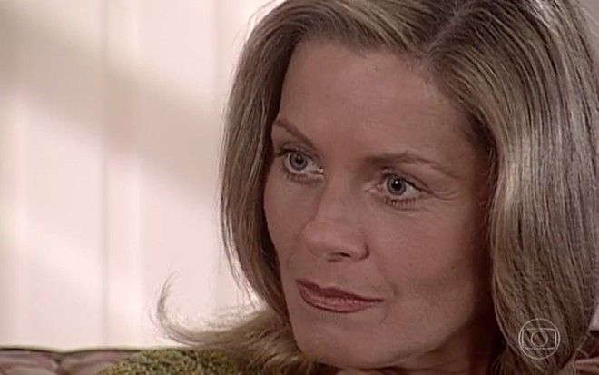 A atriz Vera Fischer com a expressão desgosto, em cena como Helena em Laços de Família