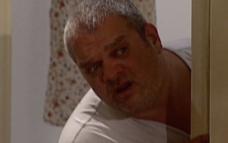 O ator José Victor Castiel em cena como o personagem Viriato de Laços de Família