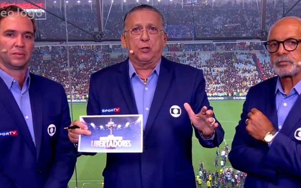 Caio Ribeiro (à esq,), Galvão Bueno e Júnior na cabine de transmissão da Globo no Maracanã, na Libertadores 2019