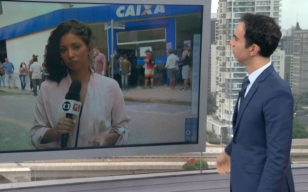 A repórter Mariana Aldano em um link e o âncora César Tralli no estúdio, durante interação no SP1, da Globo