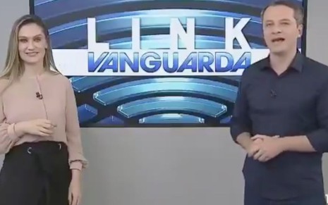 Os apresentadores Agda Queiroz e Rogério Corrêa no jornal Link Vanguarda, da TV Vanguarda, afiliada da Globo no Vale do Paraíba 