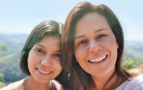 Foto da estudante de Medicina Giovanna Araújo com a mãe, a jornalista Adriana Araújo, na capa do livro Sou a Mãe Dela, da Globo Livros