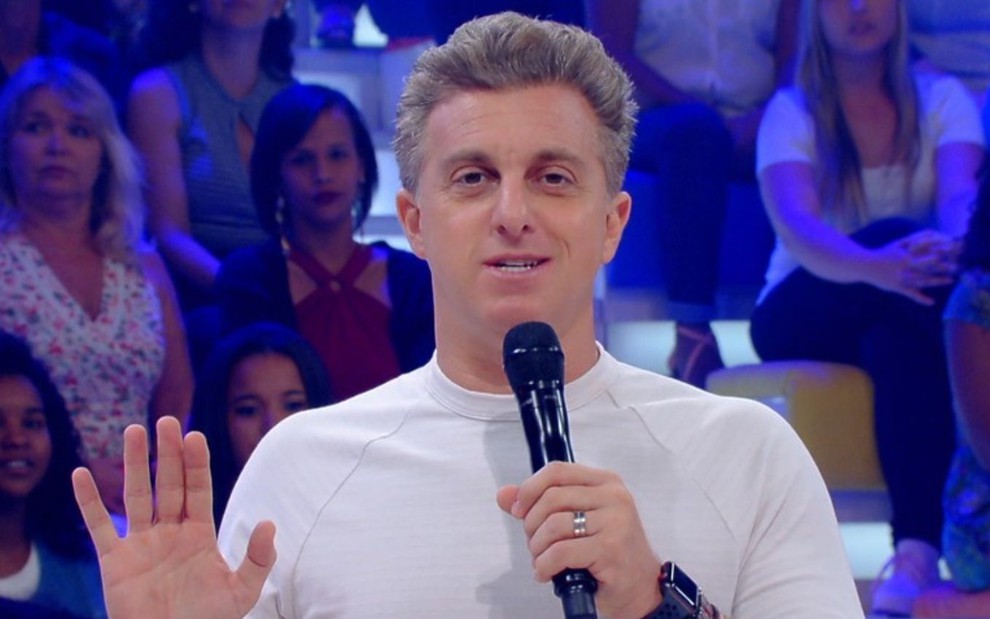 Luciano Huck no palco do programa Caldeirão do Huck, da Globo