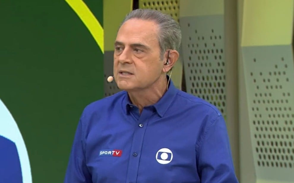 Luis Roberto em estúdio de jogo transmitido pela Globo