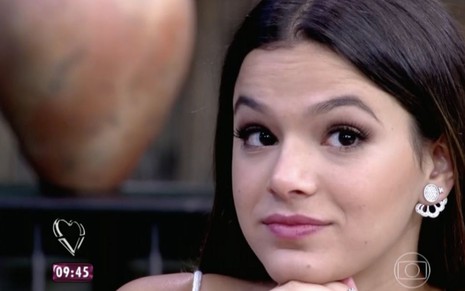A atriz Bruna Marquezine com expressão séria em entrevista ao programa Mais Você, da Globo, exibida em junho de 15