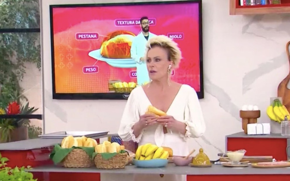 A apresentadora Ana Maria Braga aperta um pão francês no Mais Você desta sexta-feira (19), na Globo