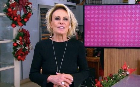 A apresentadora Ana Maria Braga com o cenário do Mais Você decorado para o natal