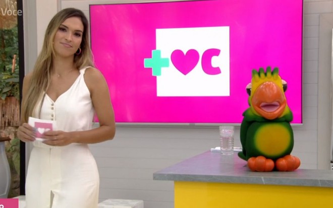 A repórter Talitha Morete ao lado de Louro José na apresentação do Mais Você desta sexta-feira (31)