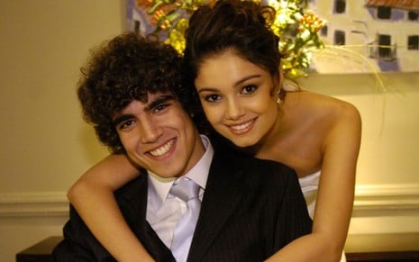 Os atores Caio Castro e Sophie Charlotte aparecem sorrindo abraçados como os personagens Bruno e Angelina de Malhação, de 2007