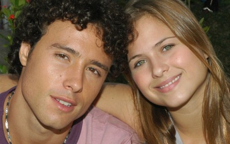 Foto dos atores Bernardo Barreto e Luiza Valdetaro na época de Malhação em 2006, na 13ª temporada de Malhação, da Globo