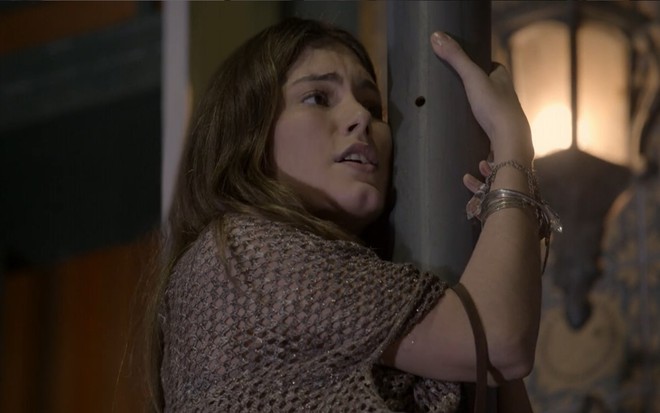 A atriz Bruna Hamú presa a um poste como Bianca em Malhação Sonhos, reprise da Globo