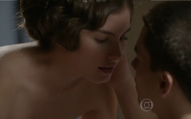 Bruna Hamú e Arthur Aguiar com rostos próximos como Bianca e Duca de Malhação