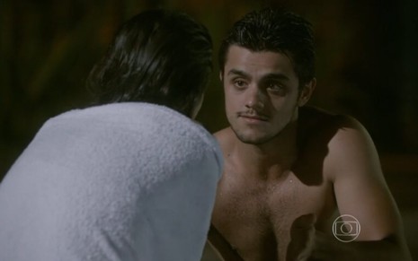 Felipe Simas grava molhado olhando para Anaju Dorigon, de costas para a foto e enrolada na toalha, como Cobra e Jade