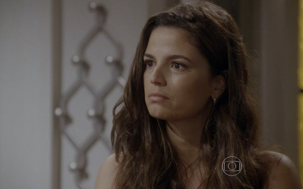 A atriz Emanuelle Araújo chorando em cena como Dandara de Malhação Sonhos