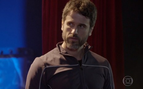 O ator Eriberto Leão, com expressão desconfiada, em cena como Gael em Malhação Sonhos