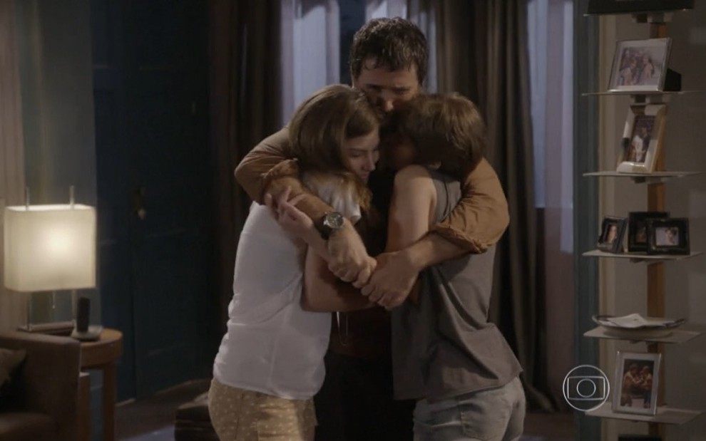 Eriberto Leão grava abraçado com Isabella Santoni e Bruna Hamú, suas filhas em Malhação Sonhos