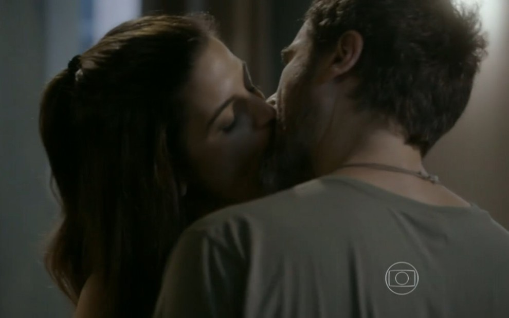Emanuelle Araújo grava aos beijos com Eriberto Leão como Dandara e Gael em Malhação Sonhos