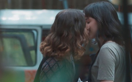 As atrizes Giovanna Grigio e Manoela Aliperti em cena de beijo como Samantha e Lica em Malhação em 2017